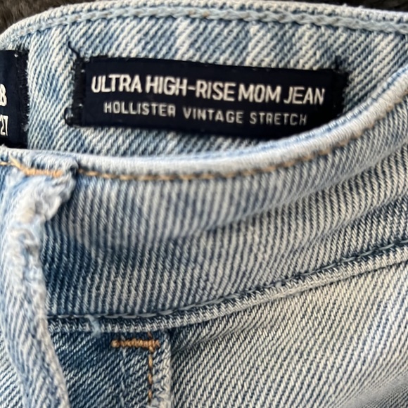Hollister Ultra High-Rise Mom Jeans - Picture 4 of 4